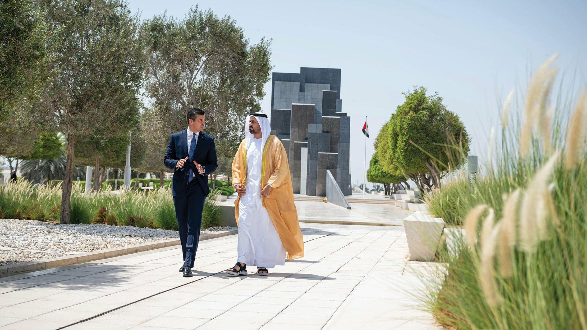 El presidente de Paraguay, Santiago Peña, fue recibido este lunes por su homólogo de los Emiratos Árabes Unidos (EAU), Mohamed bin Zayed Al Nahyan (@SantiPenap)