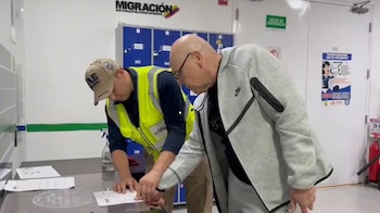La llegada de Eugenio Montoya a Colombia derivó en su entrega inmediata a la Policía Nacional y a la Dijín por una circular roja de Interpol vigente - crédito Migración Colombia