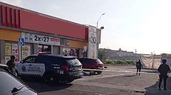 De acuerdo con testigos, la víctima llegó al lugar a bordo de un automóvil Ford Figo rojo con placas de Guanajuato y apenas había descendido de la unidad cuando fue sorprendida por los agresores. (Crédito: X | intervenida con IA)