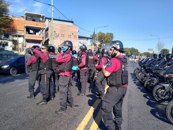 Balearon a una pareja en la Villa Zavaleta y agredieron a policías