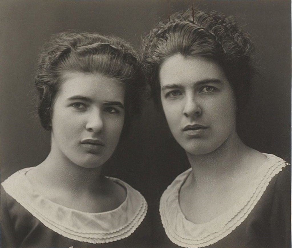Christine y Léa Papin alrededor de 1928. Ambas trabajaban para la familia Lancelin cuando el 2 de febrero de 1933 cometieron el doble asesinato de Léonie y Geneviève