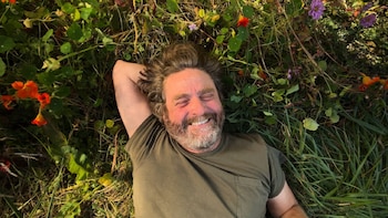 En el Día de la Tierra, Zach Galifianakis estrena un programa de jardinería con niños curiosos y frutas inusuales