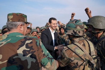 Bashar Al Assad con militares sirios (Archivo)