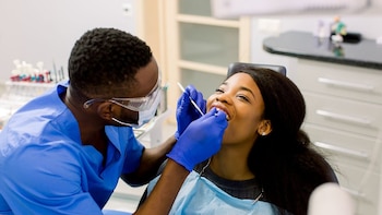 Los dentistas estadounidenses siguen recetando opioides en exceso en comparación con otros países, Puerto Rico