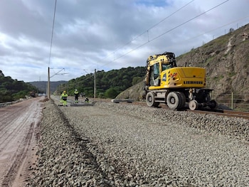 Varios operarios durante la reconstrucción