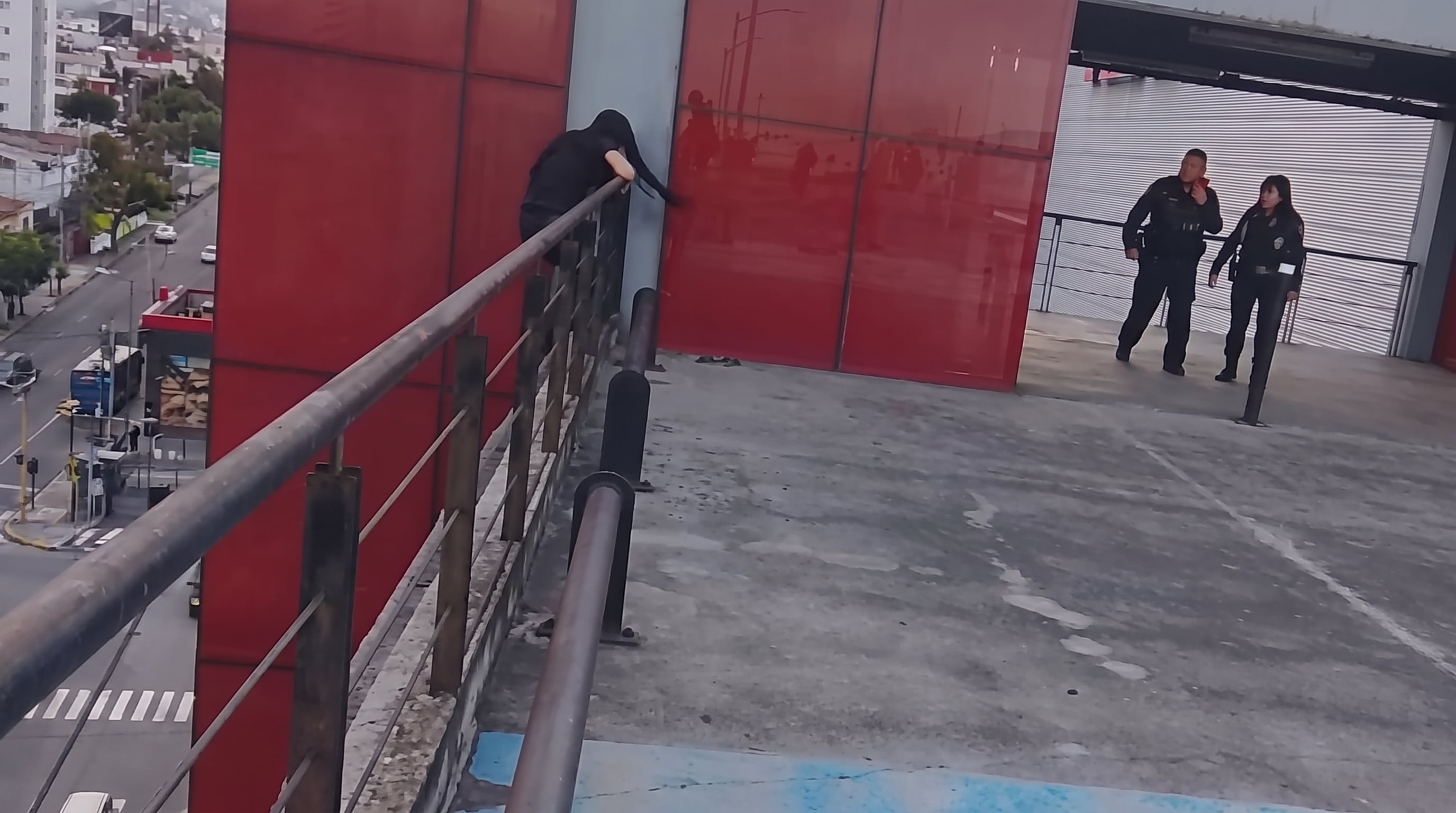 Policías de CDMX rescatan a joven que intentó lanzarse desde una plaza comercial en Coyoacán