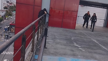 Policías de CDMX rescatan a joven que intentó lanzarse desde una plaza comercial en Coyoacán