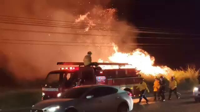 Incendio en Popayán amenaza casas y la vía Panamericana en La Piedra Norte