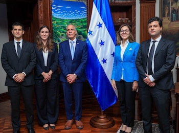 La reunión con Standard & Poor’s analizó la economía hondureña, las finanzas públicas y factores vinculados con la estabilidad fiscal y financiera.