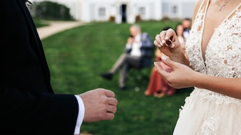 Una mujer ingresa en el hospital por un “exceso de felicidad” tras asistir a la boda de su hija: los síntomas eran parecidos a los de un infarto