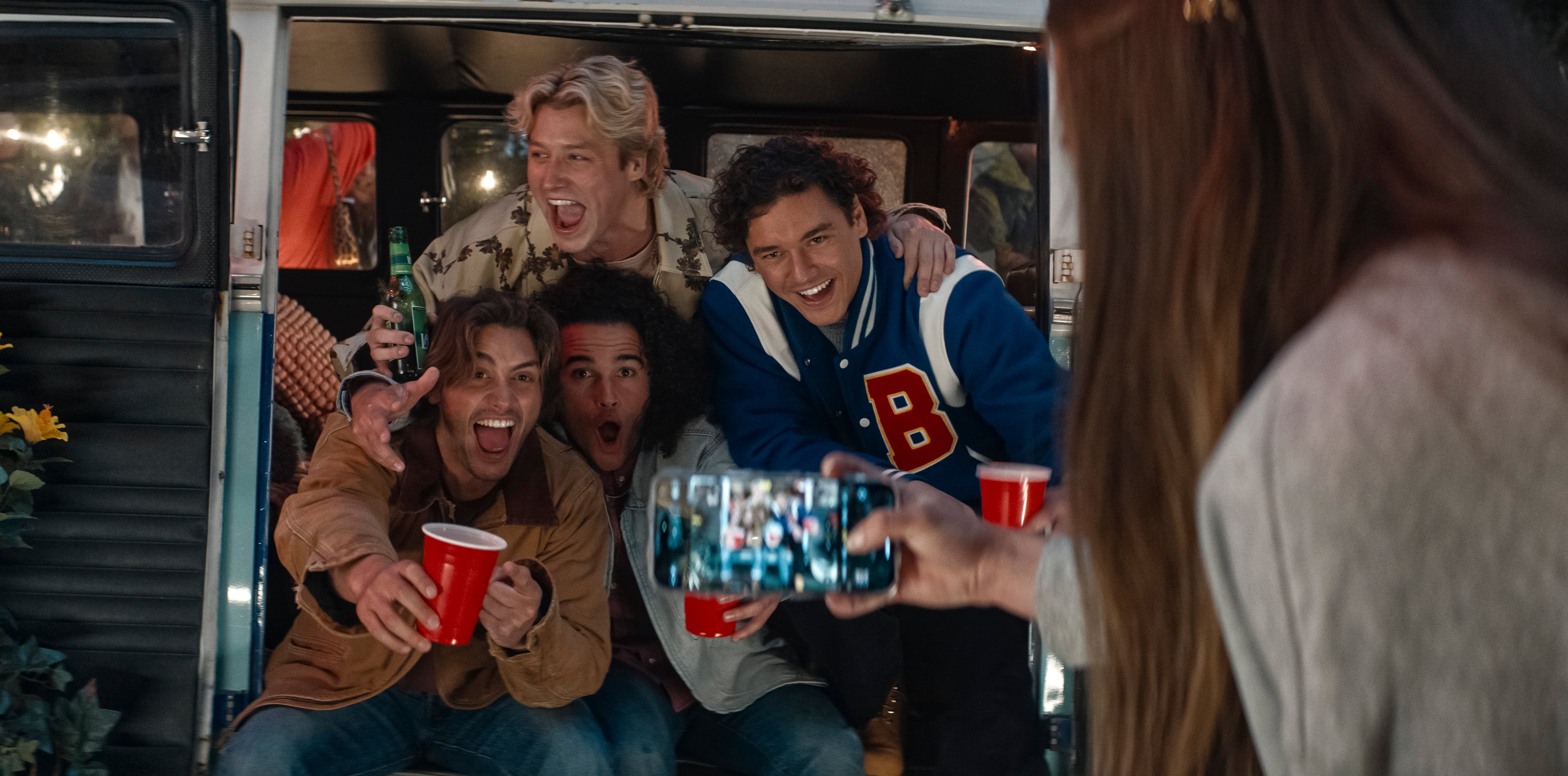 La adaptación de la exitosa saga de Elle Kennedy, con más de 10 millones de copias vendidas, llega como apuesta fuerte por el género romance juvenil universitario.(Prime video)