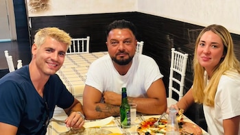 Álvaro Morata consolida su reconciliación con Alice Campello y se tiñe el pelo de rubio platino a juego con toda la familia: su cita con pizzas en Nápoles