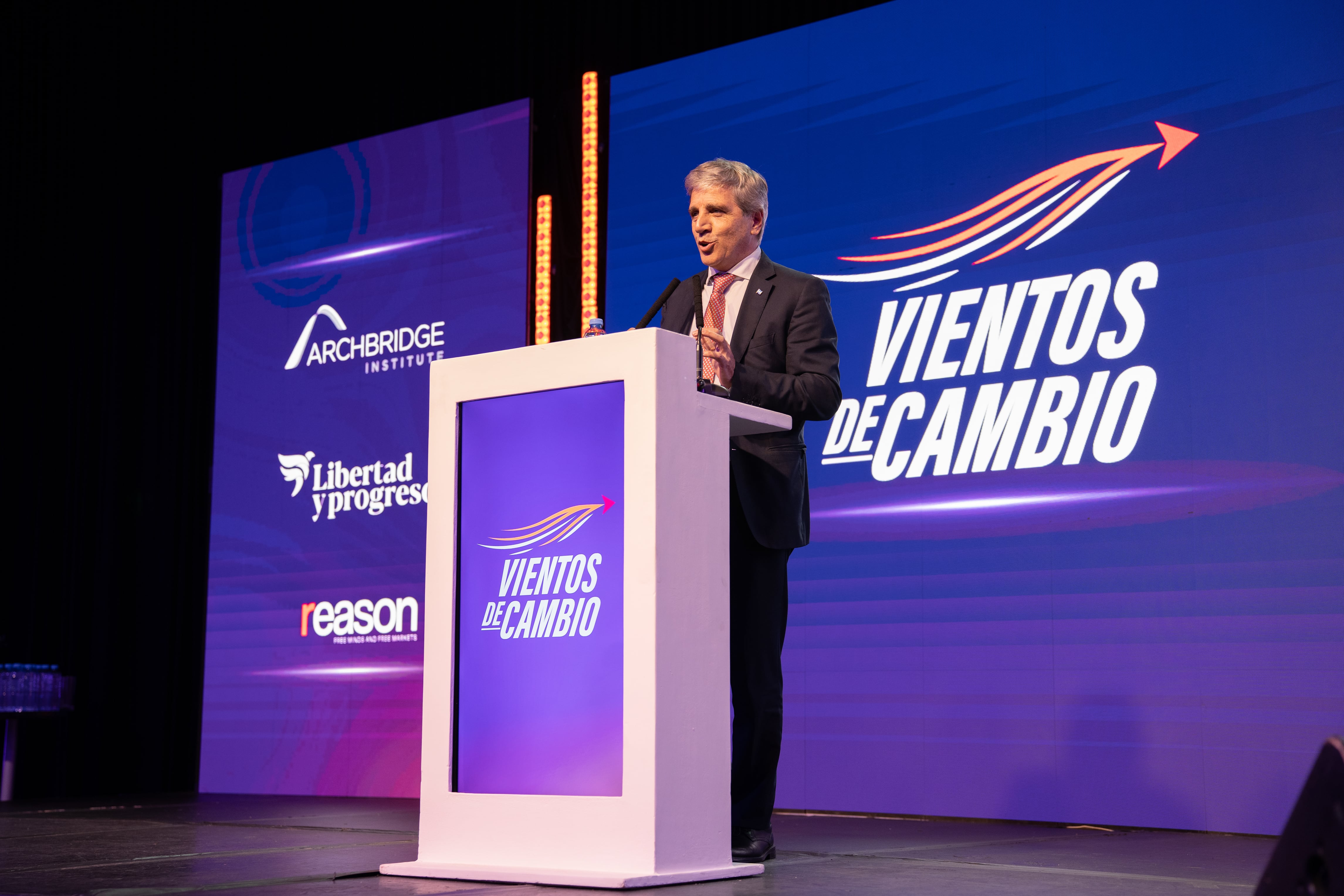 Revisarán el sobreseimiento de Luis Caputo por la emisión del bono a 100 años