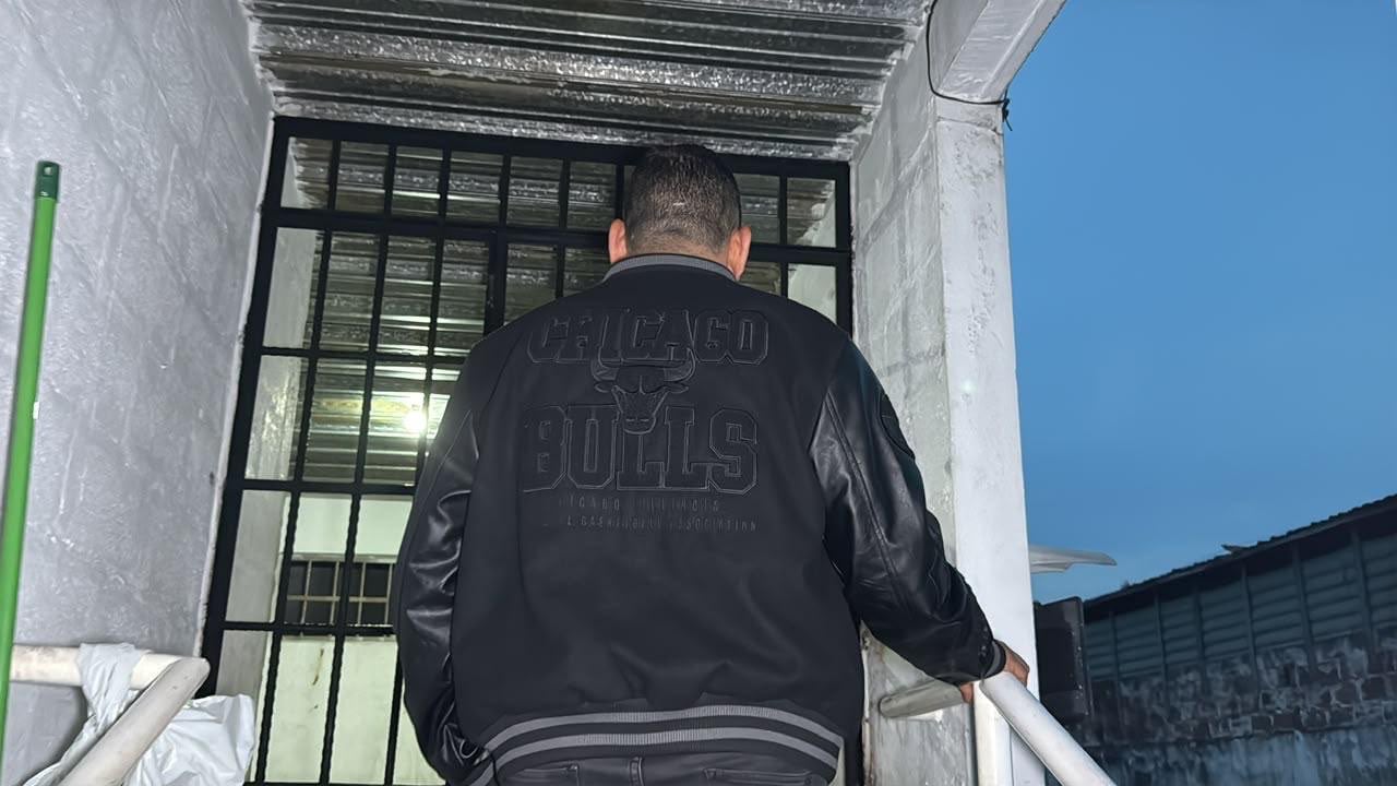 Fredy Chacón, alias El Mexicano fue capturado en una vivienda de Medellín y puesto a disposición de Migración Colombia.- crédito @FicoGutierrez/X
