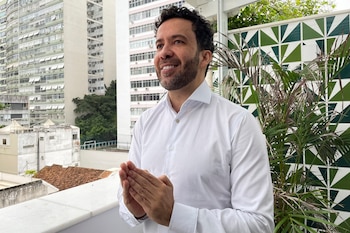 El diputado André Janones gesticula durante una entrevista con Reuters en Río de Janeiro, en 2022. Ese año desistió de su precandidatura presidencial y apoyó a Lula (REUTERS/Gabriel Stargardter/archivo)