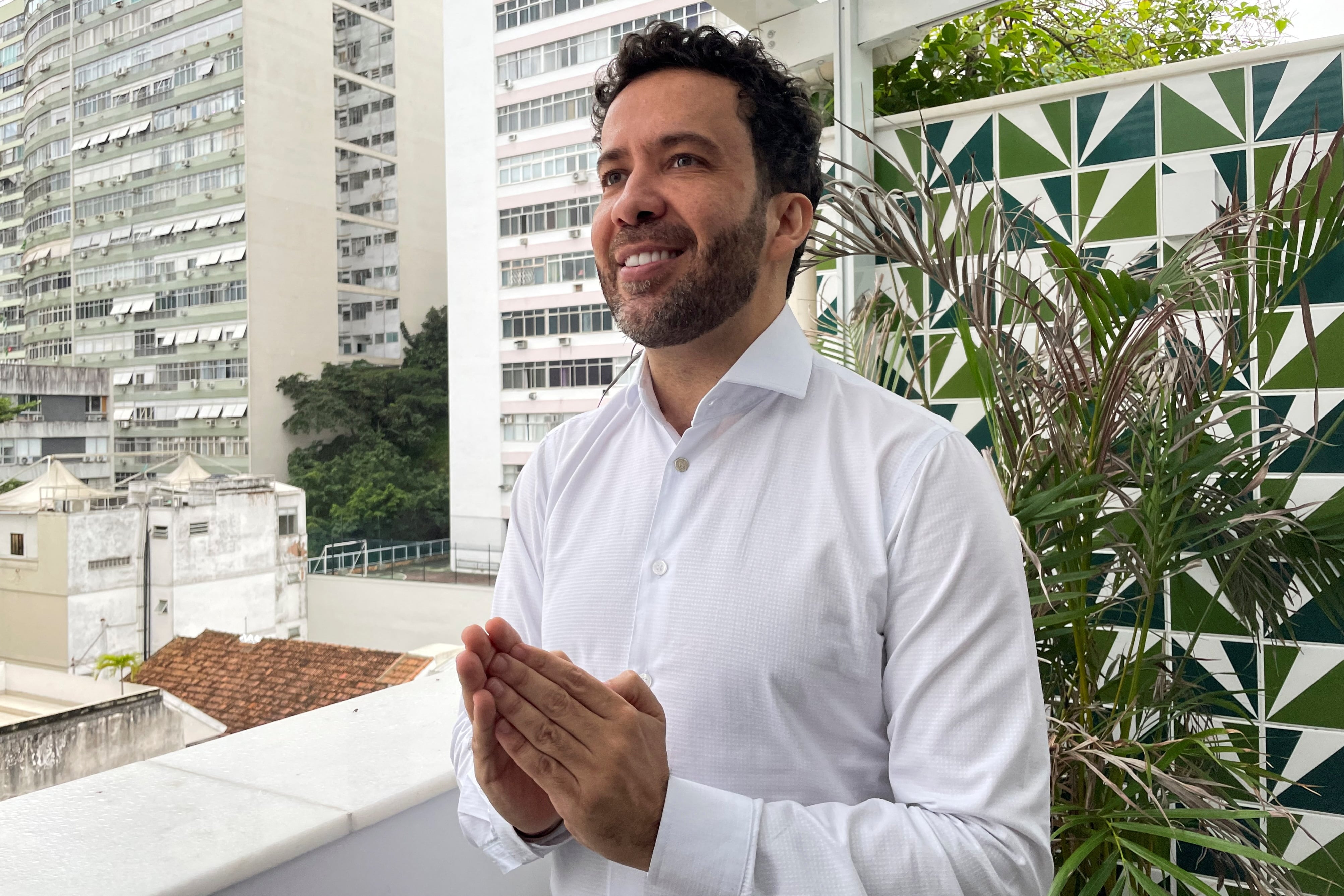 El diputado André Janones gesticula durante una entrevista con Reuters en Río de Janeiro, en 2022. Ese año desistió de su precandidatura presidencial y apoyó a Lula (REUTERS/Gabriel Stargardter/archivo)