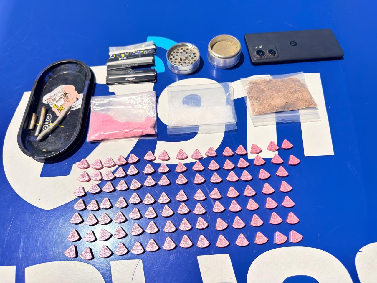 Las autoridades incautaron cigarrillos de marihuana, paquetes de papel de seda, diez picadores metálicos y un celular como parte de la evidencia