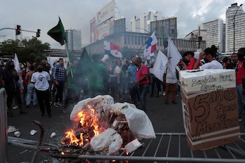 FOTO DE ARCHIVO. Manifestantes queman