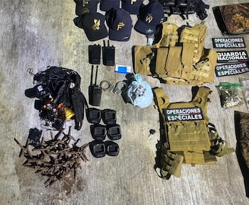 Armamento, cartuchos y equipo táctico