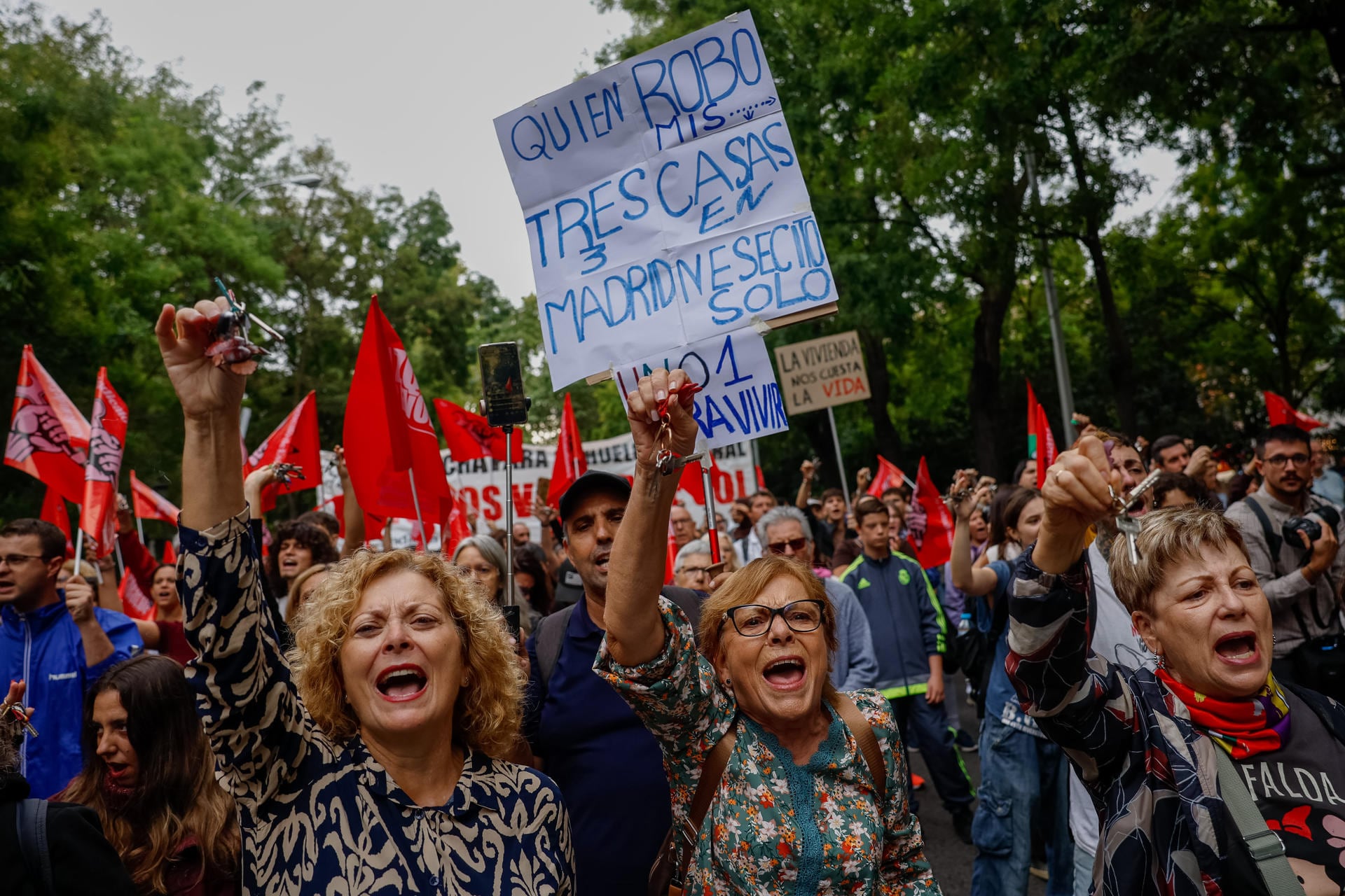 Un grupo de manifestantes sostiene llaves y pancartas durante una marcha por el derecho a la vivienda en las calles de Madrid.