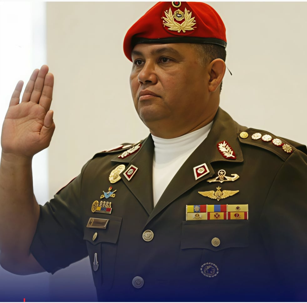 Gustavo González López, Ministro del Poder Popular para la Defensa de Venezuela, levanta su mano derecha durante la ceremonia de juramentación.