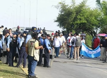 La Secretaría de Seguridad indicó que los agentes usaron gas lacrimógeno y otros medios no letales ante la resistencia al desalojo. (Foto: Cortesía)