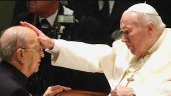 El papa Juan Pablo II tuvo una cercanía con Marcial Maciel, fundador de los Legionarios de Cristo.
Crédito: Reuters
