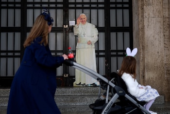 Jorge Mario Bergoglio dejó una profunda huella en la comunidad del Hogar de Cristo con sus gestos sencillos y cercanía en los barrios. (REUTERS/Claudia Greco TPX IMAGES OF THE DAY)