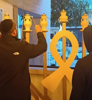 El embajador en Israel encendió las velas de Jánuca junto a familiares de los argentinos secuestrados por Hamas