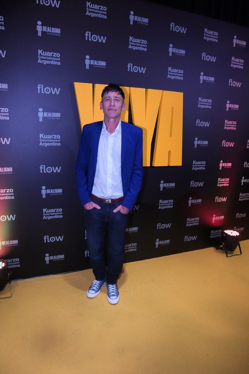 Diego Cremonesi eligió un look entre lo formal y lo casual, con saco azul y zapatillas celestes