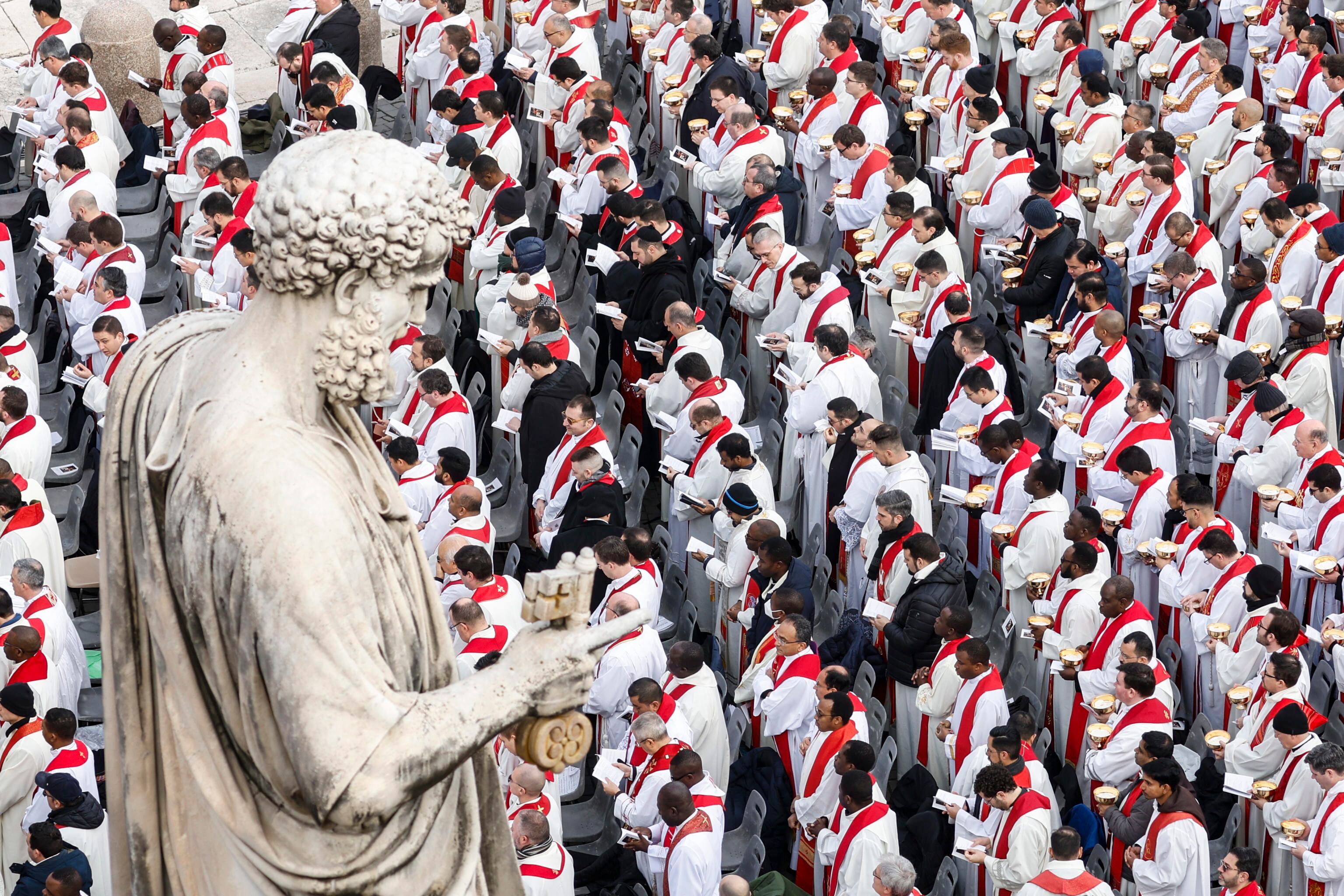 Varios clérigos durante el funeral por el Papa emérito Benedicto XVI (Joseph Ratzinger) en la Ciudad del Vaticano el 5 de enero de 2023 (EFE/EPA/FABIO FRUSTACI)