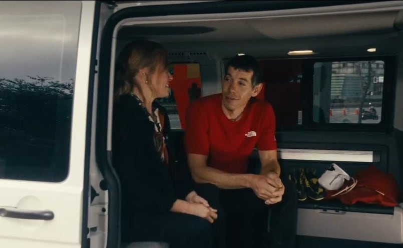 Alex Honnold está esperando, junto a su esposa, el momento de comenzar con el ascenso. (Captura de video)
