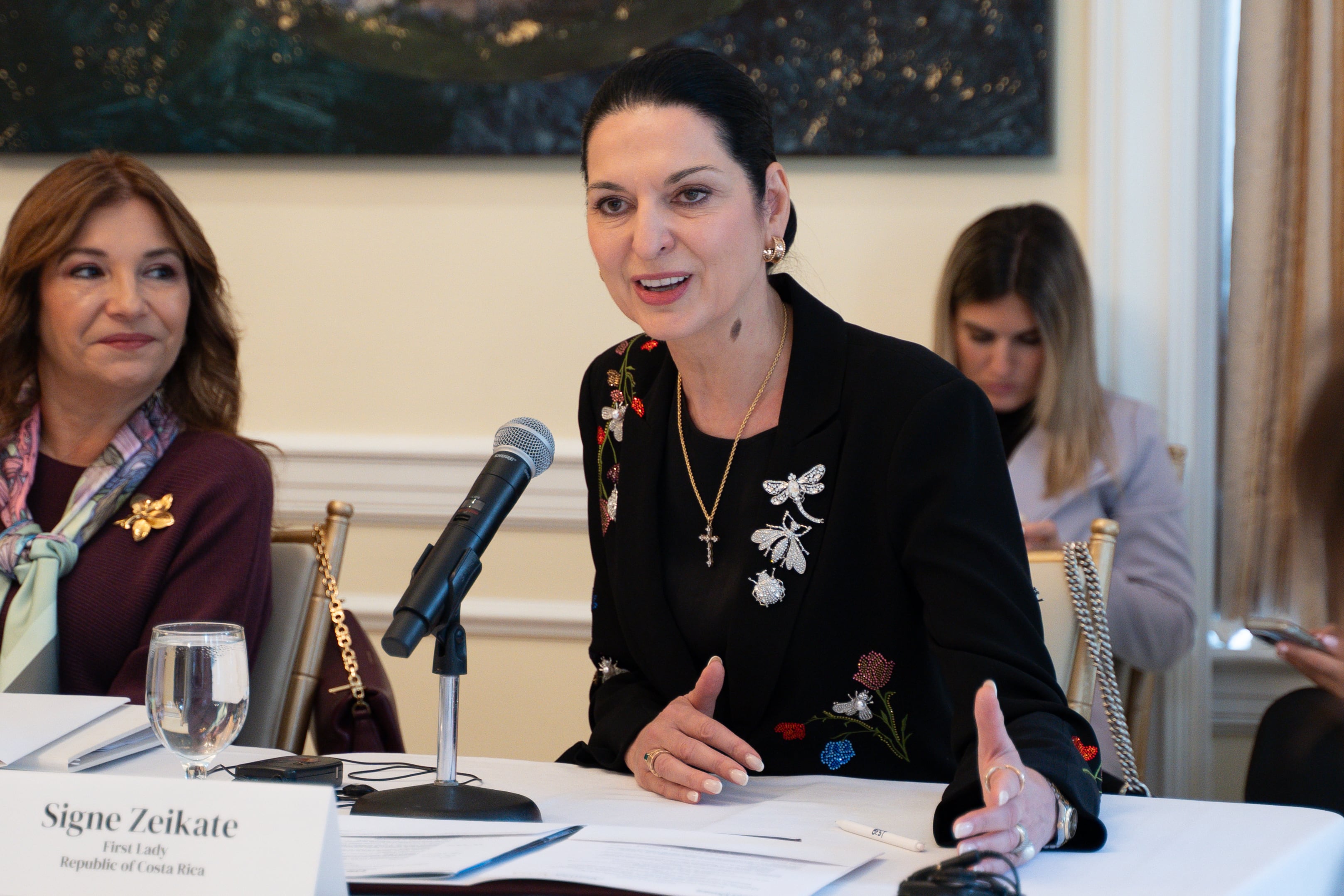 La primera dama de Costa Rica, Signe Zeikate, toma la palabra en el foro “Liderar en un mundo en transformación: Soft Power y Acción Social en las Américas”