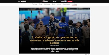 Un grupo de jugadores de fútbol de Argentina en uniforme celebra en una cancha, con Lionel Messi al centro sonriendo. Se observa un marcador de 1-2