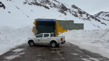 El paso Cristo Redentor cumple un mes cerrado, miles de camiones siguen varados y hay más alertas por nevadas