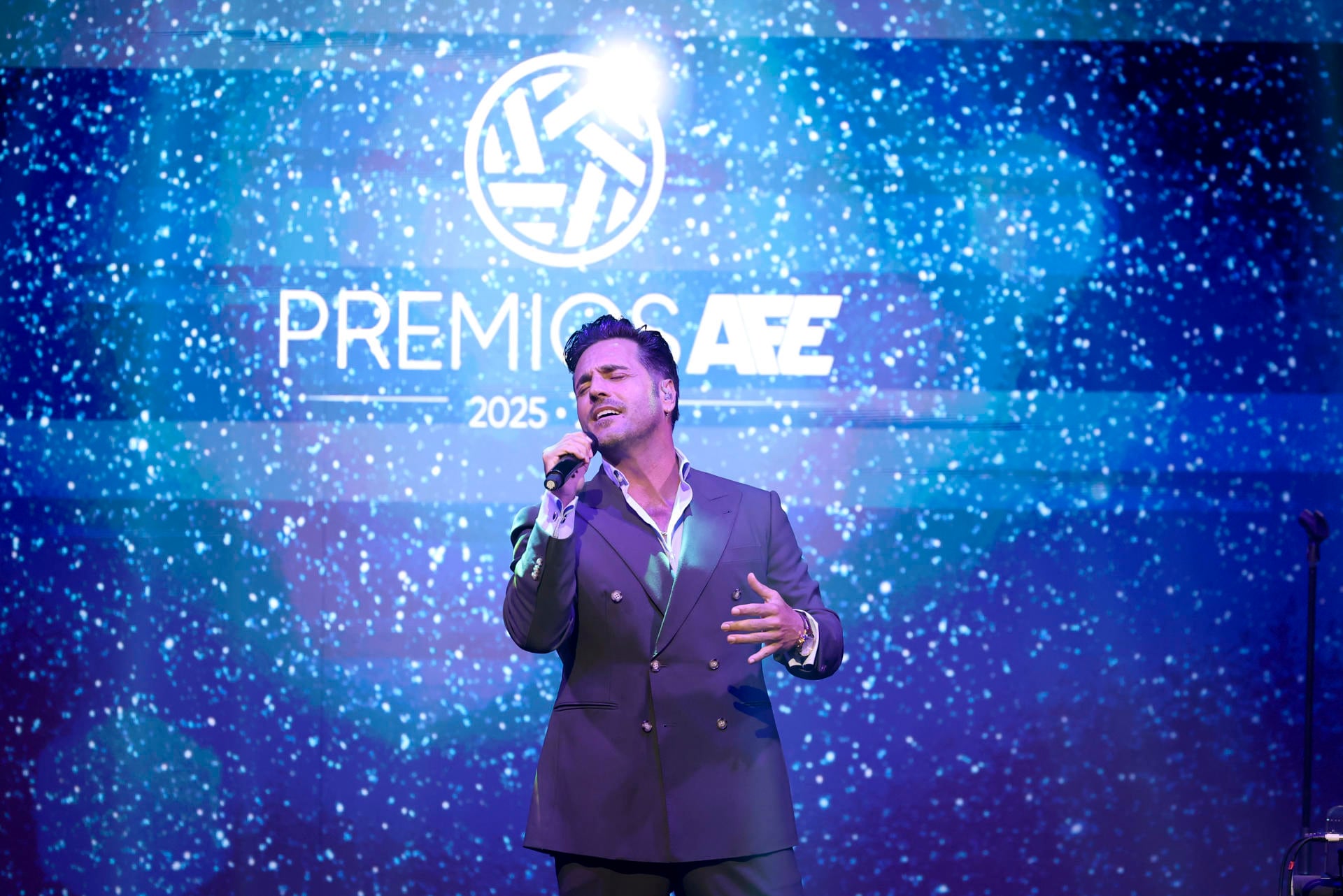 El cantante David Bustamanta durante su actuación en la gala anual de entrega de los premios AFE. EFE/Kiko Huesca