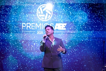 El cantante David Bustamanta durante su actuación en la gala anual de entrega de los premios AFE. EFE/Kiko Huesca