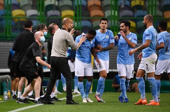 Guardiola da indicaciones en la eliminación del City ante Olympique de Lyon en la última Champions League (Franck Fife/Pool via REUTERS)