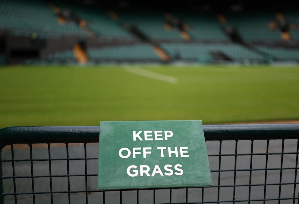 Affiche à Wimbledon demandant de s’éloigner du gazon