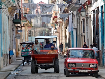 Un vehículo de carga transita por una calle de La Habana (EFE/Yander Zamora)