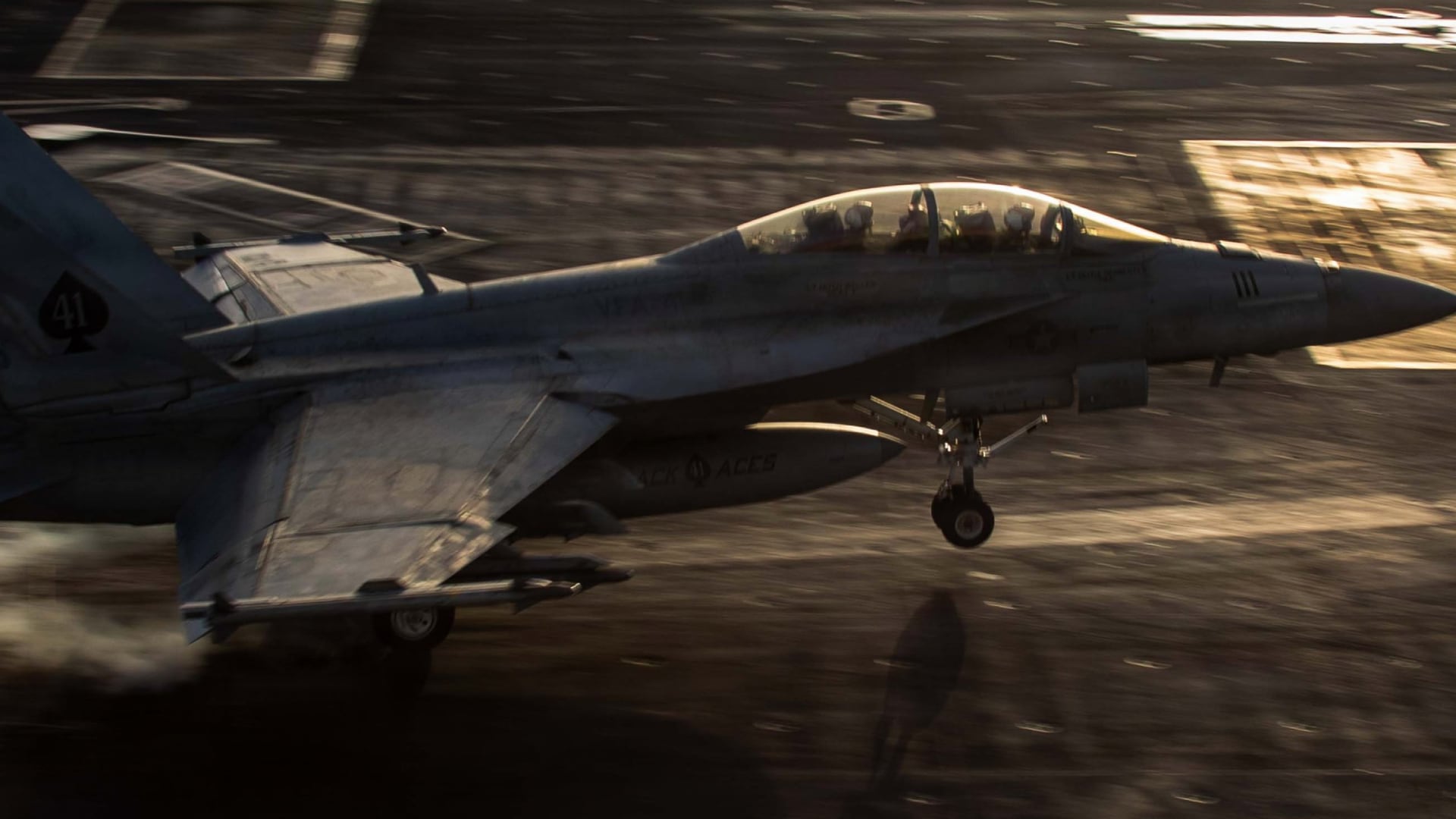 Cazas de Estados Unidos despegando y aterrizando en el USS Abraham Lincoln (CVN 72) (@centcom)