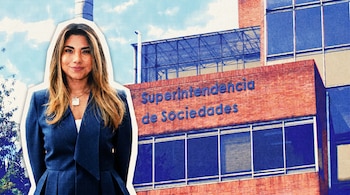 Mujer sonriente en traje azul oscuro con contorno blanco recortado sobre el edificio de ladrillo rojo de la Superintendencia de Sociedades y un cielo azul risografía.
