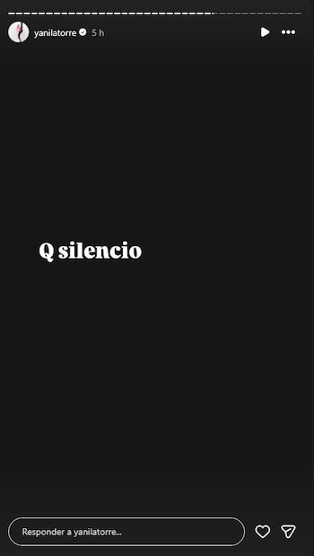 Captura de pantalla de historia de redes sociales de Yanina Latorre, fondo negro, texto blanco 'Q silencio', y una barra de respuesta