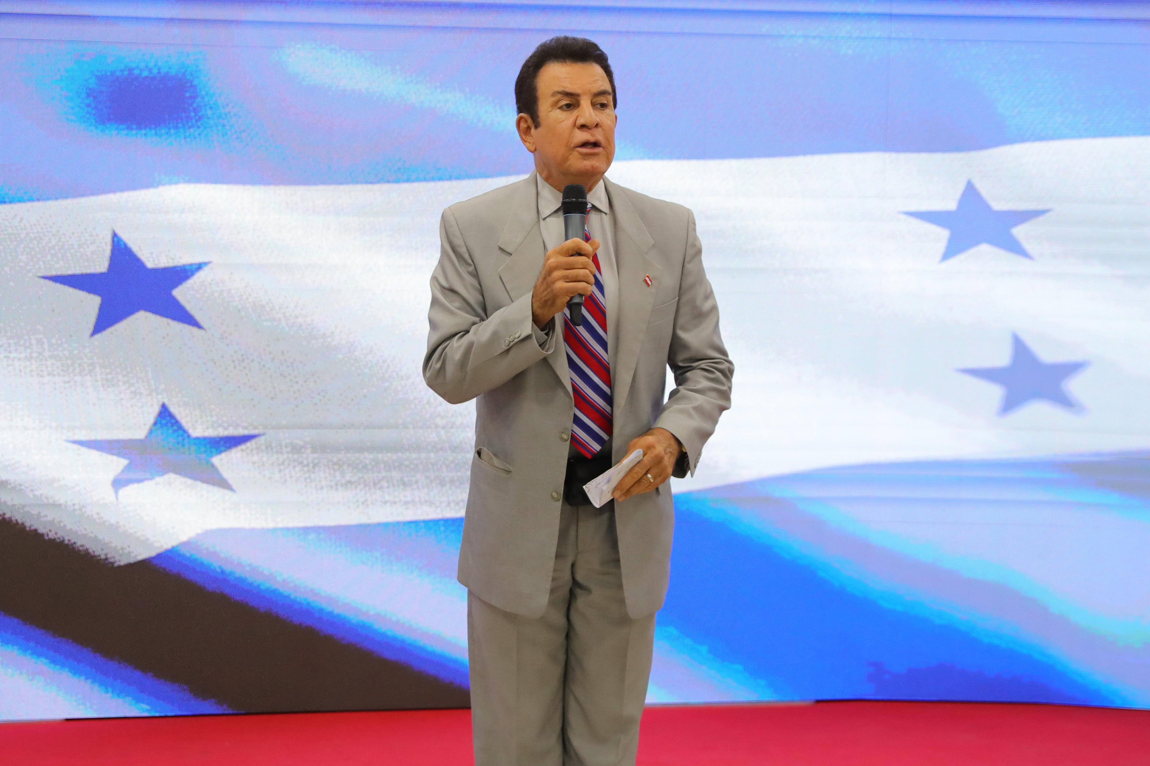 El candidato a la Presidencia de Honduras por el Partido Liberal, Salvador Nasralla, habla durante una rueda de prensa este viernes, en Tegucigalpa (Honduras) EFE/ Gustavo Amador