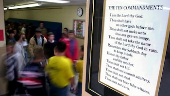 Familias de Texas piden frenar la exhibición obligatoria de los Diez Mandamientos en escuelas ante la Corte Suprema