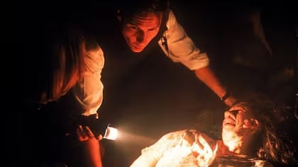 Los agentes Mulder descubren las trampas y secretos ocultos en la granja de la infame familia Peacock durante el legendario episodio Home (1996)