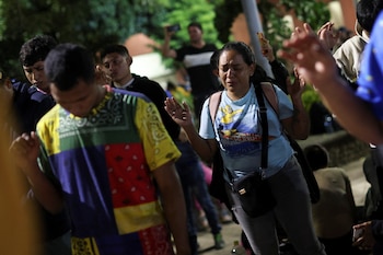 Migrantes rezan antes de partir en una caravana con destino a la frontera norte con Estados Unidos, en Tapachula, estado de Chiapas, México, 19 de enero de 2025. REUTERS/Raquel Cunha