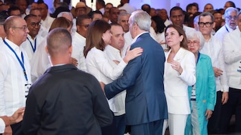 Luis Abinader habló ante más de mil dirigentes en el Comité Nacional que aprobó el calendario para renovar autoridades y abrió la disputa de 2028 (Foto cortesía vicepresidenta Raquel Peña)