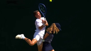 Una estrella del tenis se chocó con una joven alcanzapelotas en Wimbledon capturas