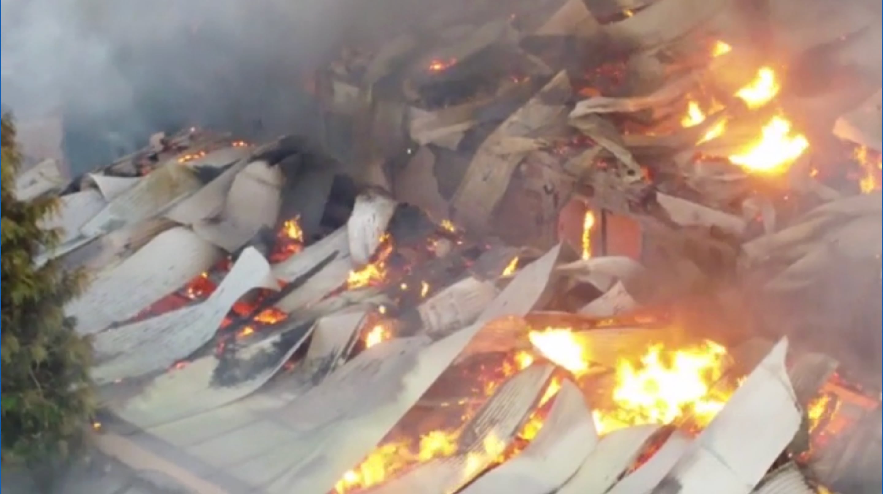 Un incendio arrasó con el hotel La Castellana, ubicado en la ruta 90 de Uruguay, en el departamento de Paysandú (Captura Subrayado/Canal 10)